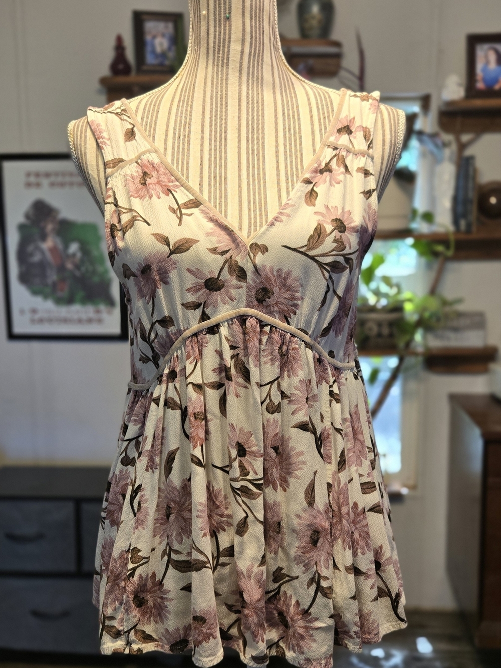American Eagle Outfitters Cream Floral V-Neck Sleeveless Peplum Top